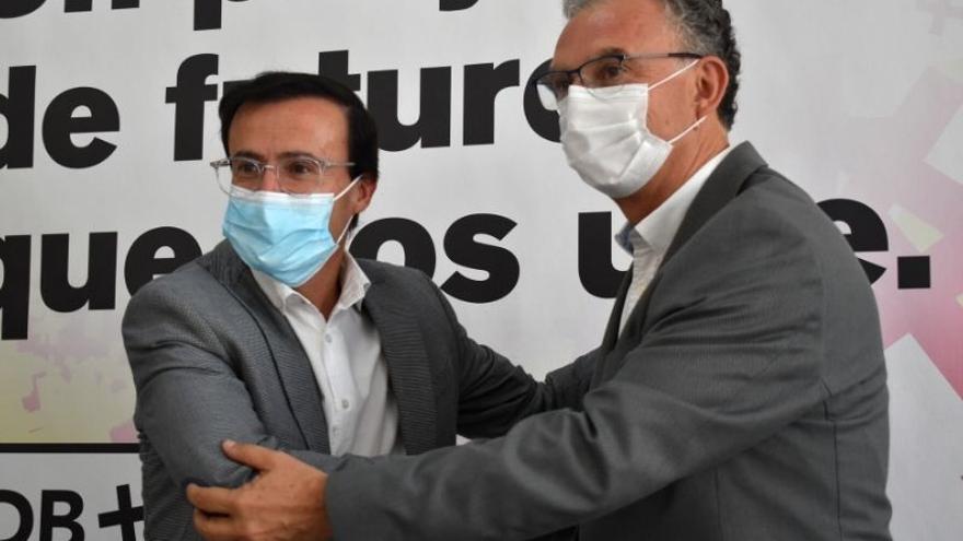 Miguel Ángel Gallardo y José Luis Quintana se abrazan durante el acto de presentación del proyecto de unión entre ambas ciudades