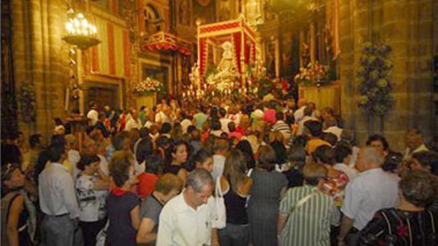 Miles de personas arropan a la Virgen de Guadalupe en la festividad de la patrona