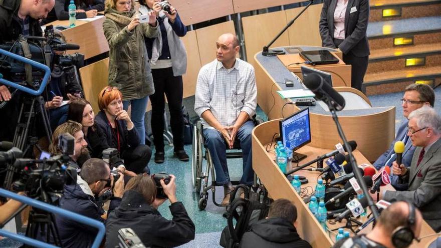 Fidyka, en silla de ruedas, atiende a los periodistas.