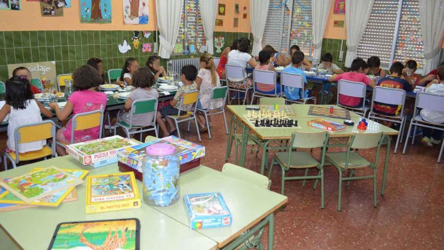 Los niños en una de las comidas ofrecidas en el colegio de San Isidro.