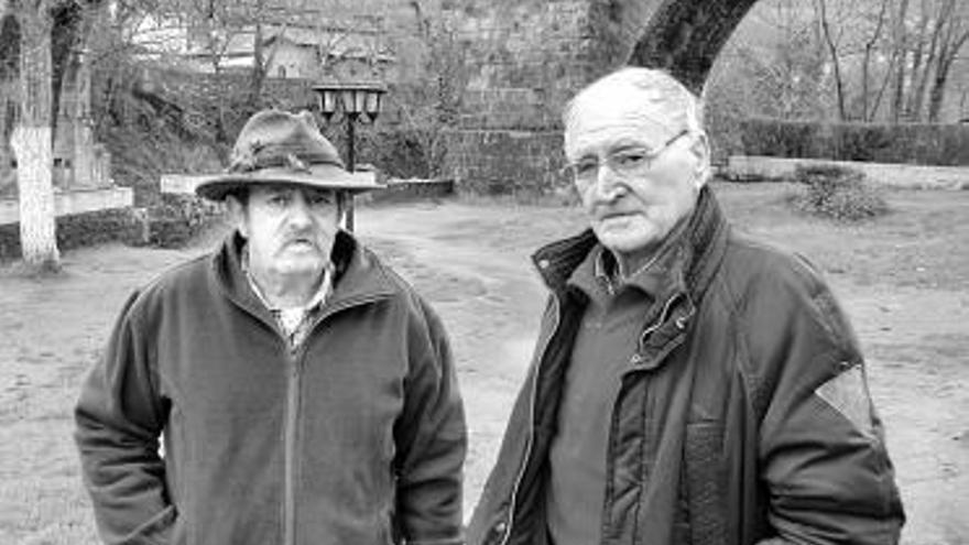 Javi Vega, pescador que sacó el campanu del Sella el año pasado, y Manolo Moro, portavoz del colectivo «Ribereños del Sella», ayer, en Cangas de Onís.