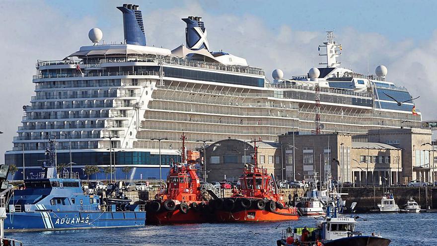 El “Celebrity Silhouette”, ayer, en el puerto.   | // M.G.BREA