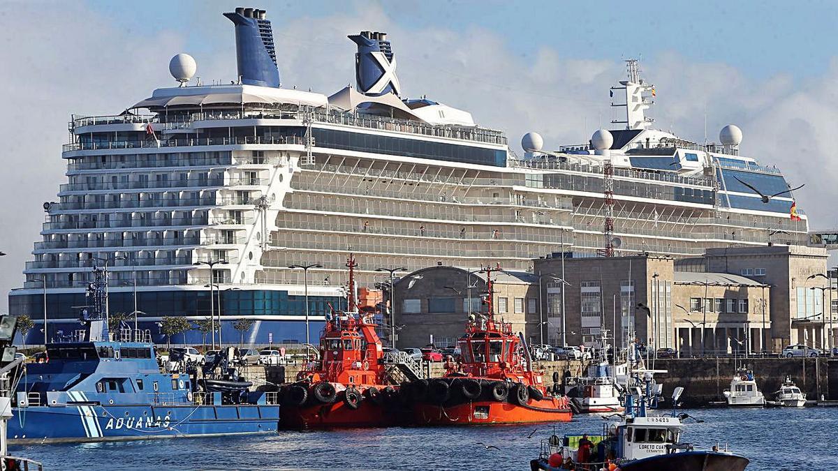 El “Celebrity Silhouette”, ayer, en el puerto.   | // M.G.BREA