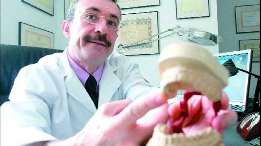 Odontología Forense. El doctor Joaquín Morilla, en su consulta en Málaga. gregorio torres