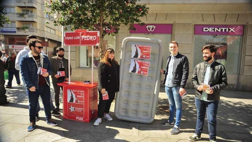 Xuventudes Socialistas en la Plaza de Galicia con su campaña "Faino con Pedro". // Iñaki Abella