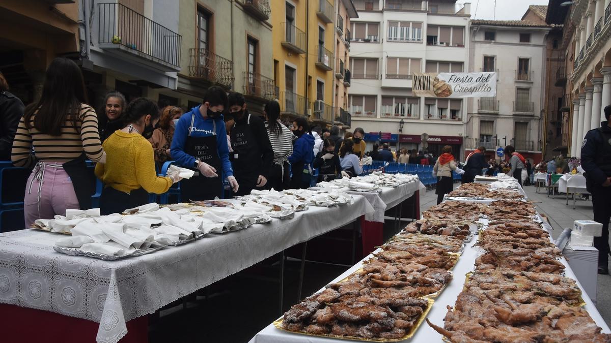 Barbastro reparte más de 12.000 dulces en la XXVII Fiesta del Crespillo.