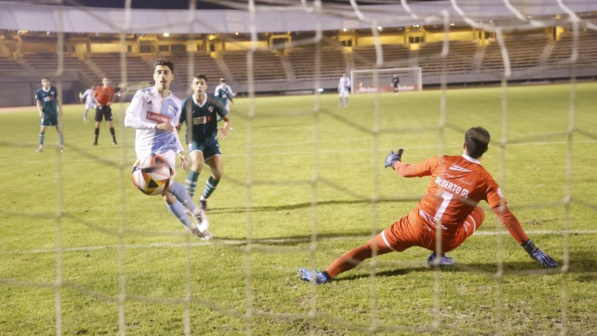 Momento en el que Fer Beltrán anota el gol de la victoria