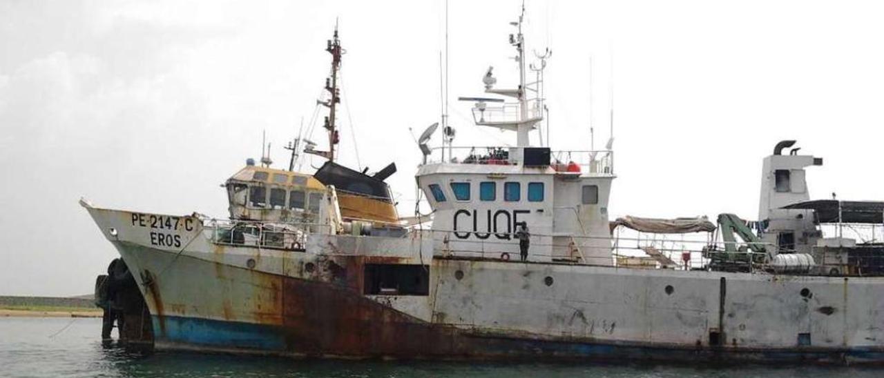 El buque &quot;Eros&quot;, palangrero de Ribeira, durante su arresto en Libeira. // FdV