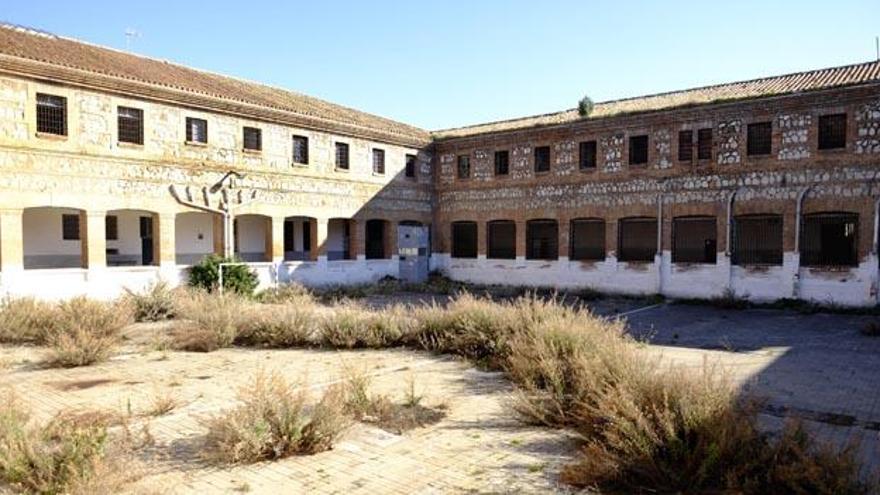 Estado de uno de los patios exteriores de la vieja cárcel.