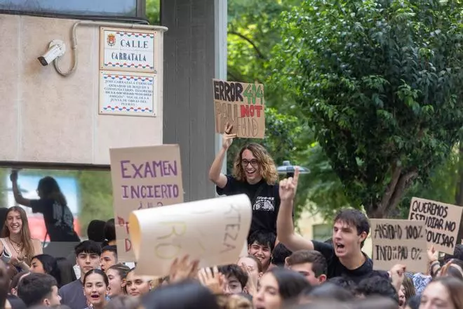 Protesta de estudiantes frente a la Dirección Territorial de Educación en Alicante