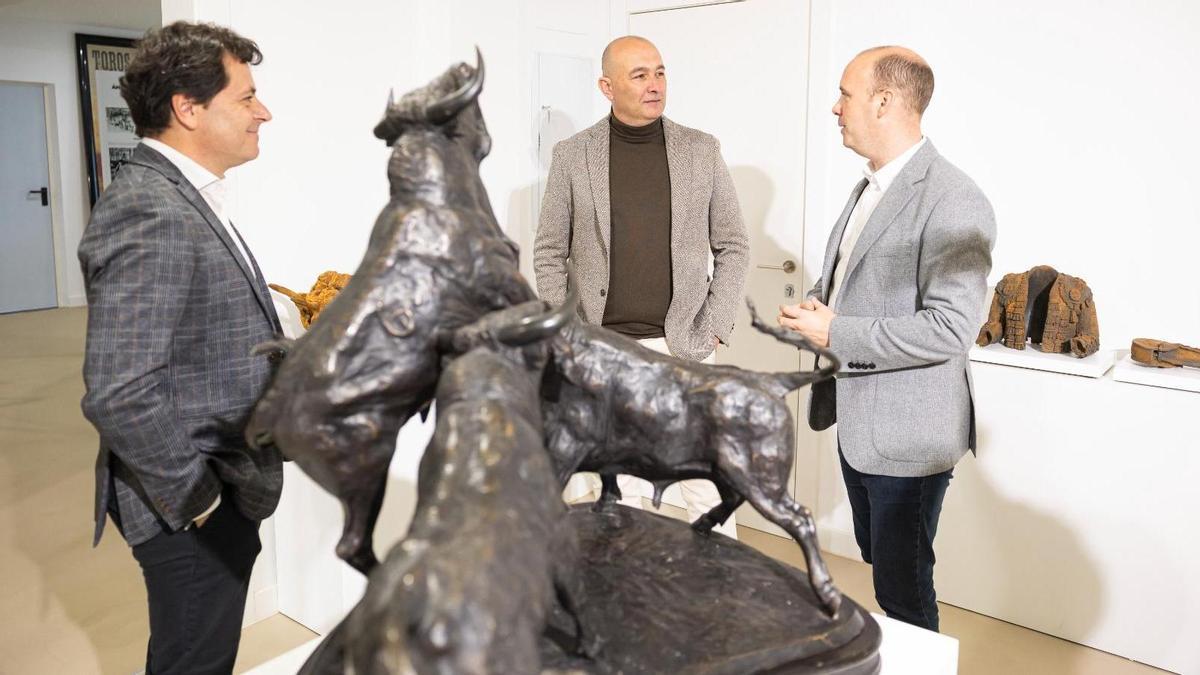 Galería de fotos de la visita del director general de Interior, Vicent Huet, al Museu del Bou de Burriana