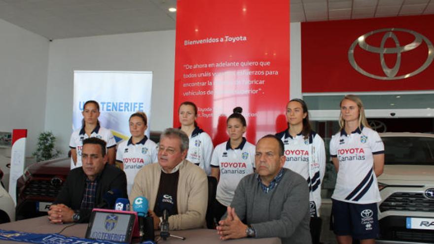 Un momento de la presentación de Francis Díaz y los seis refuerzos del club blanquiazul.