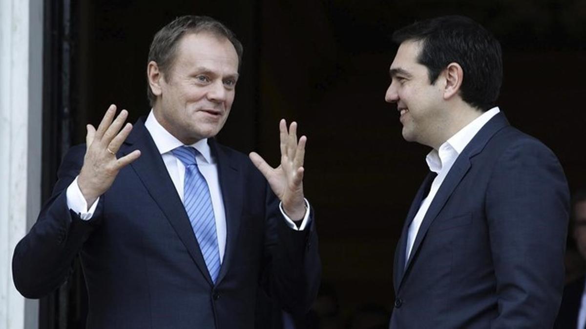Tusk (izquierda), junto a Tsipras, en un viaje del primera a Atenas.