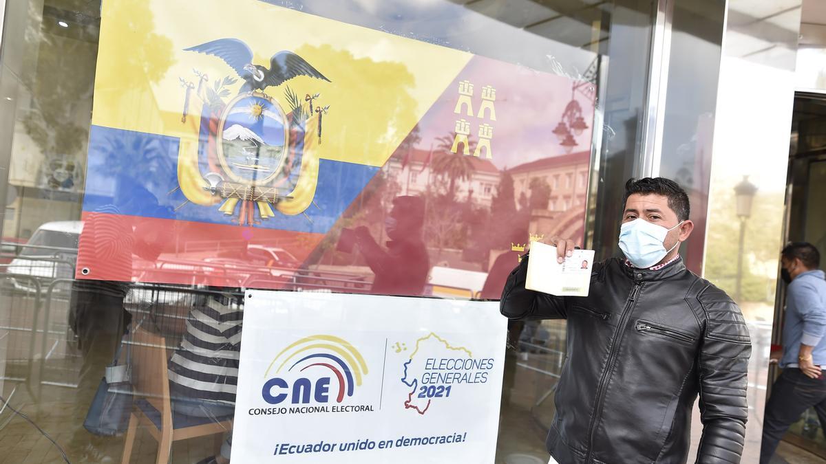 Los ecuatorianos residentes en la Región votan en la segunda vuelta de las elecciones de su país