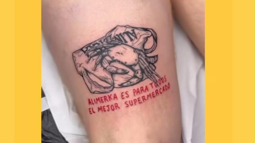 &quot;El mejor supermercado&quot;: el curioso tatuaje que se ha hecho una persona sobre una conocida marca asturiana.