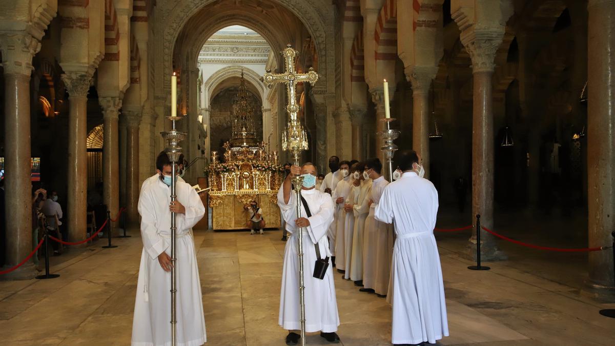 El Patio de los Naranjos acoge la procesión del Corpus Christi