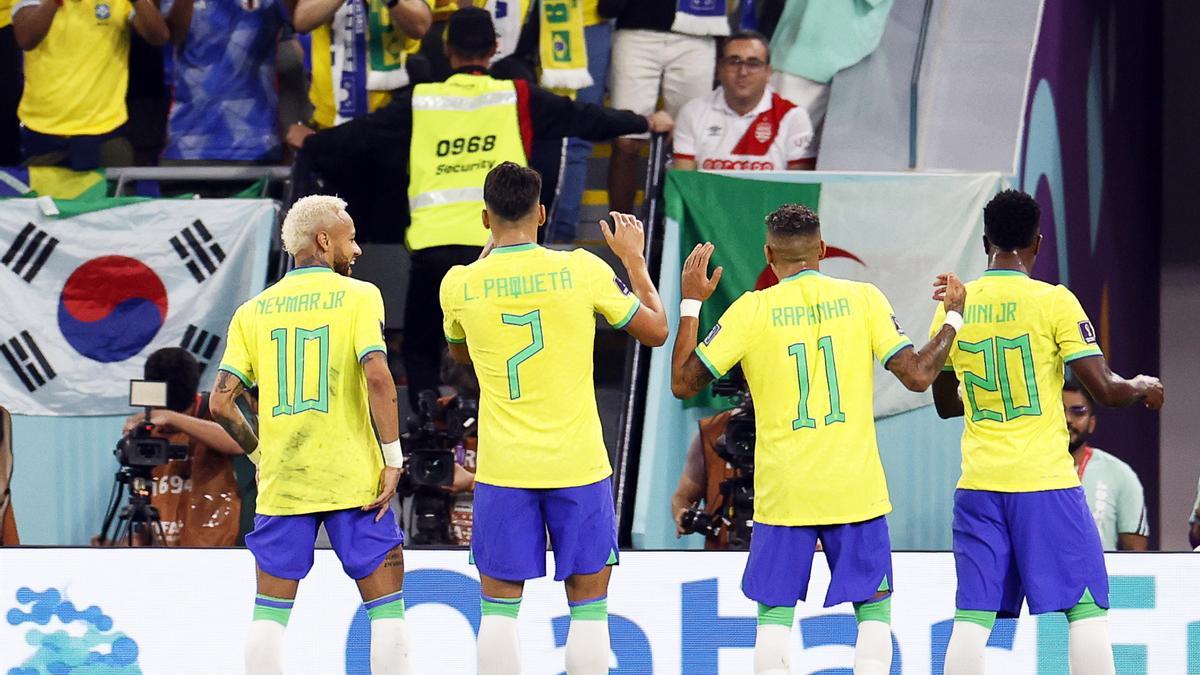 Neymar, Paquetá, Raphinha y Vinicius bailan tras el gol de penalti de Neymar que significó el 2-0.