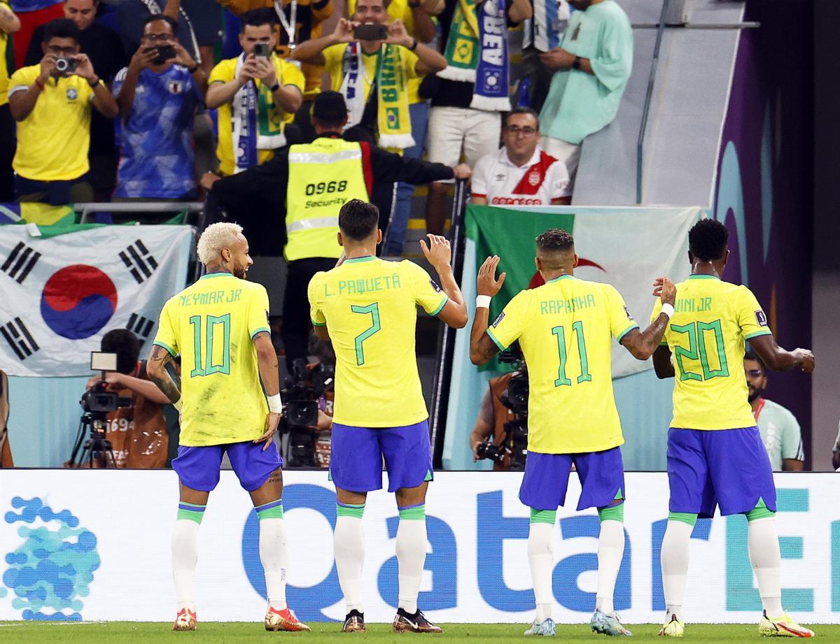 Neymar, Paquetá, Raphinha y Vinicius bailan tras el gol de penalti de Neymar que significó el 2-0.