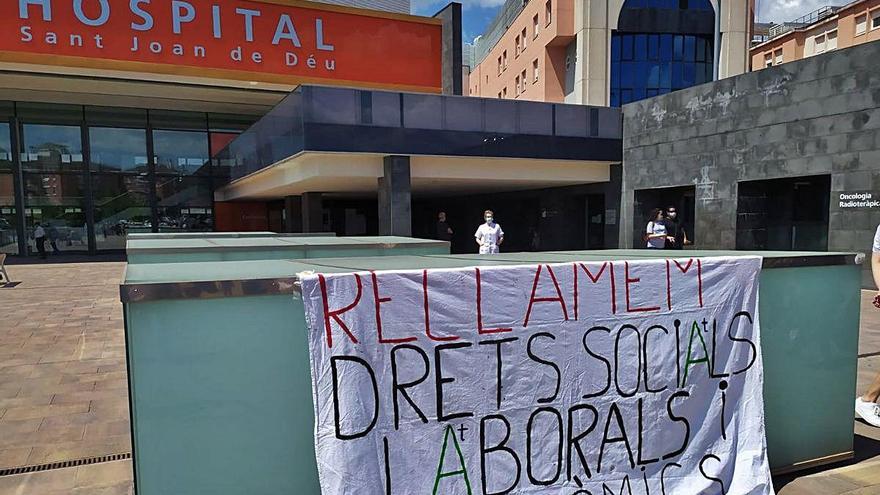 Imatge de la protesta de treballadors, ahir a l&#039;exterior de Sant Joan de Déu, a Manresa