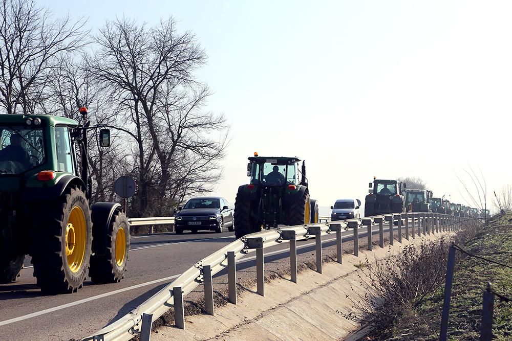 Los agricultores cortan la A-45