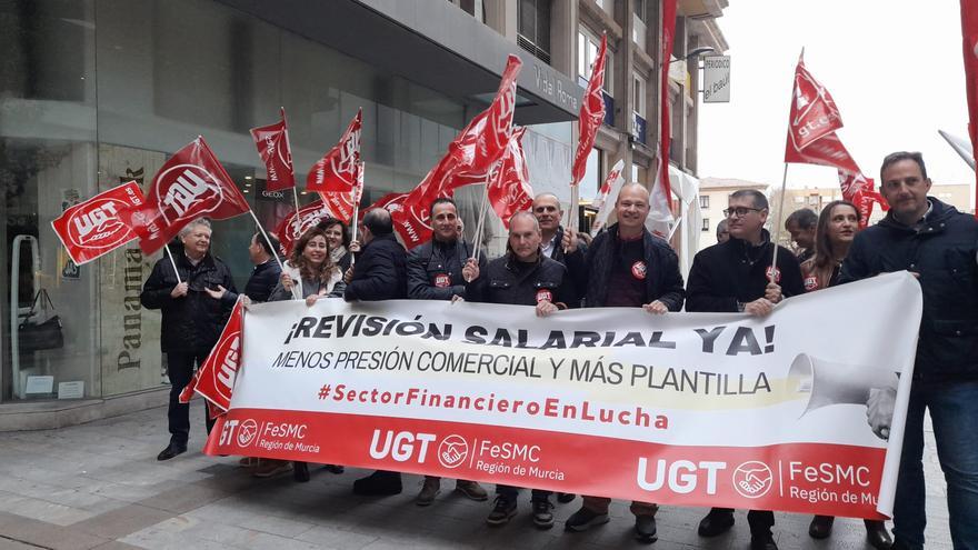 Paro de dos horas en la banca para exigir una subida salarial del 17% en tres años