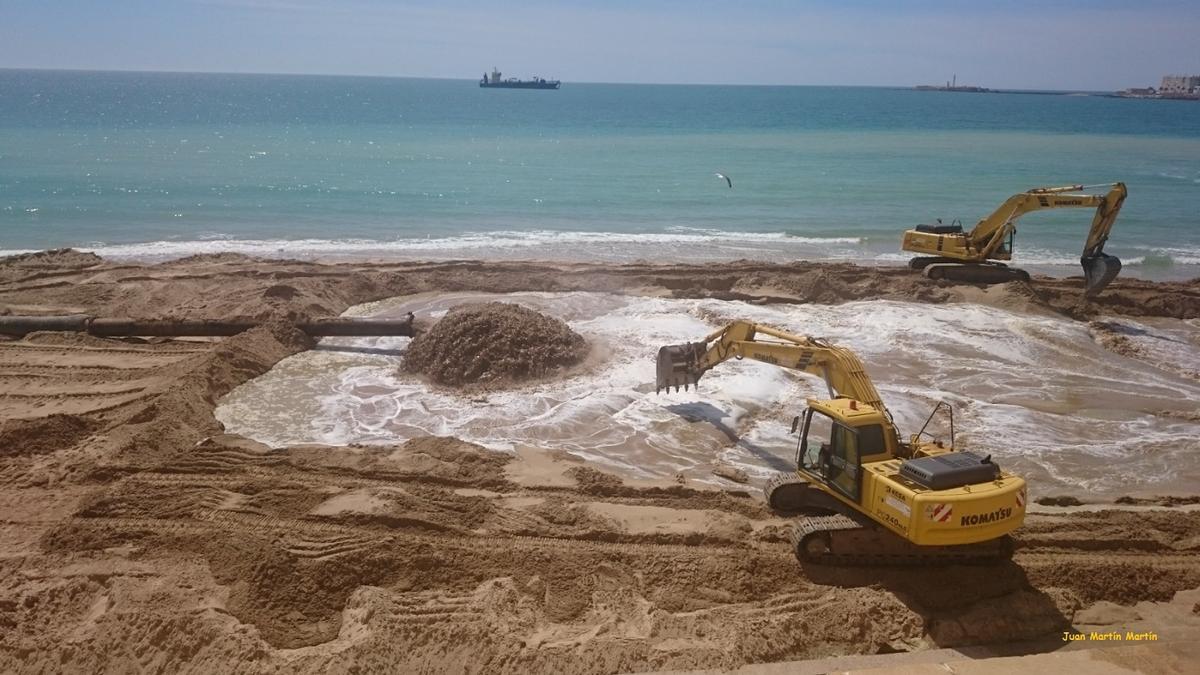 Reposición de arena en una playa de Cádiz
