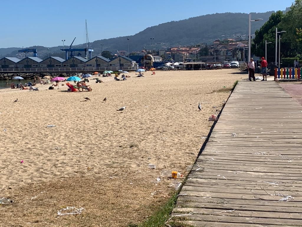 Indignación por la basura acumulada en la playa de Bueu tras el carnaval de verano