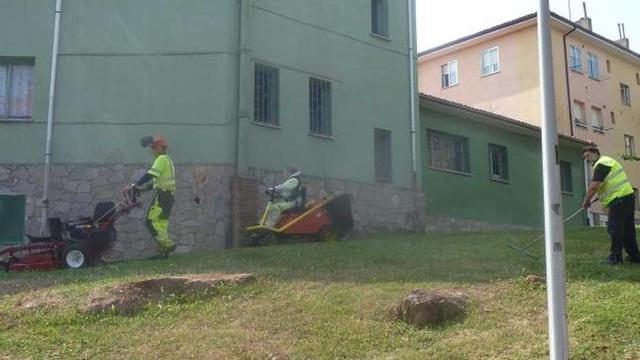 Mientras Candás se pone guapa, Perlora rebosa basura