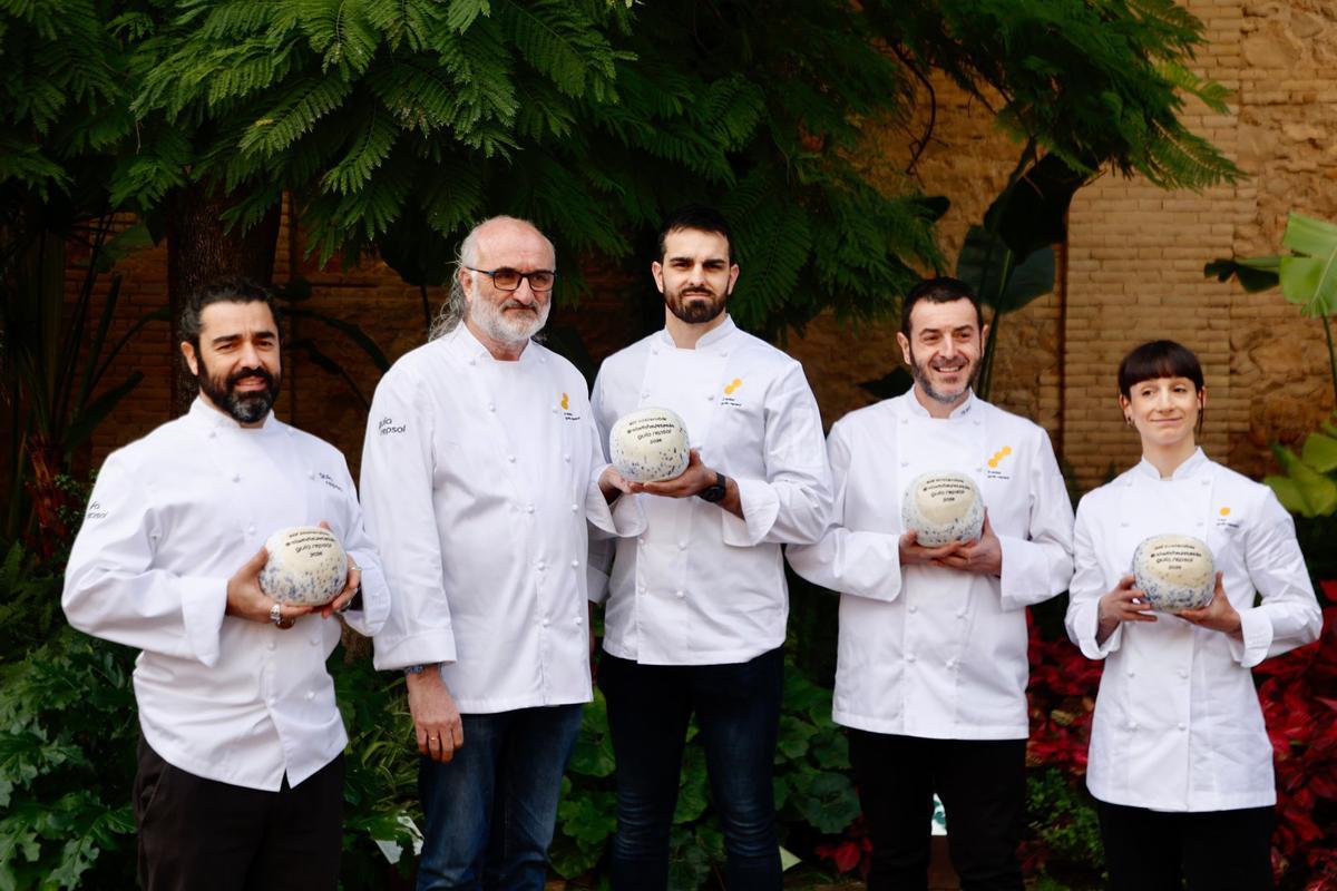 Raúl, Jeroni, Pau, Ricard Camarena e Iris Jordán esta mañana en Bombas Gens.