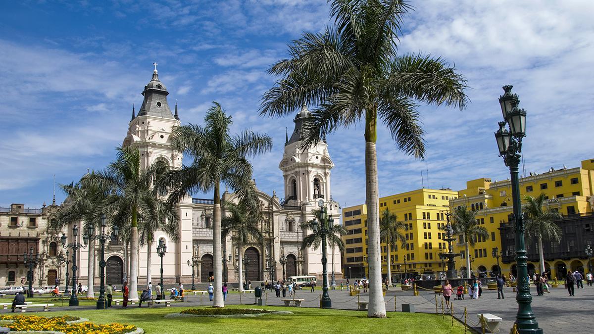La plaza Mayor de Lima, corazón de su centro histórico declarado Patrimonio de la Humanidad, reúne algunos de los principales edificios coloniales de la capital peruana.
