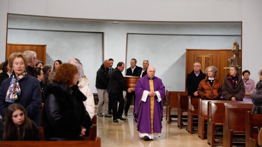 EN IMÁGENES: Funeral de Carmen Villalvilla, histórica directora del colegio Dolores Medio, en la iglesia ovetense de San Francisco de Asís