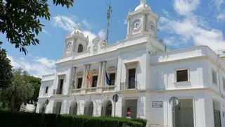 El Ayuntamiento de Barbate denunciará "la filtración ilegal" de los pagos irregulares a un abogado sevillano