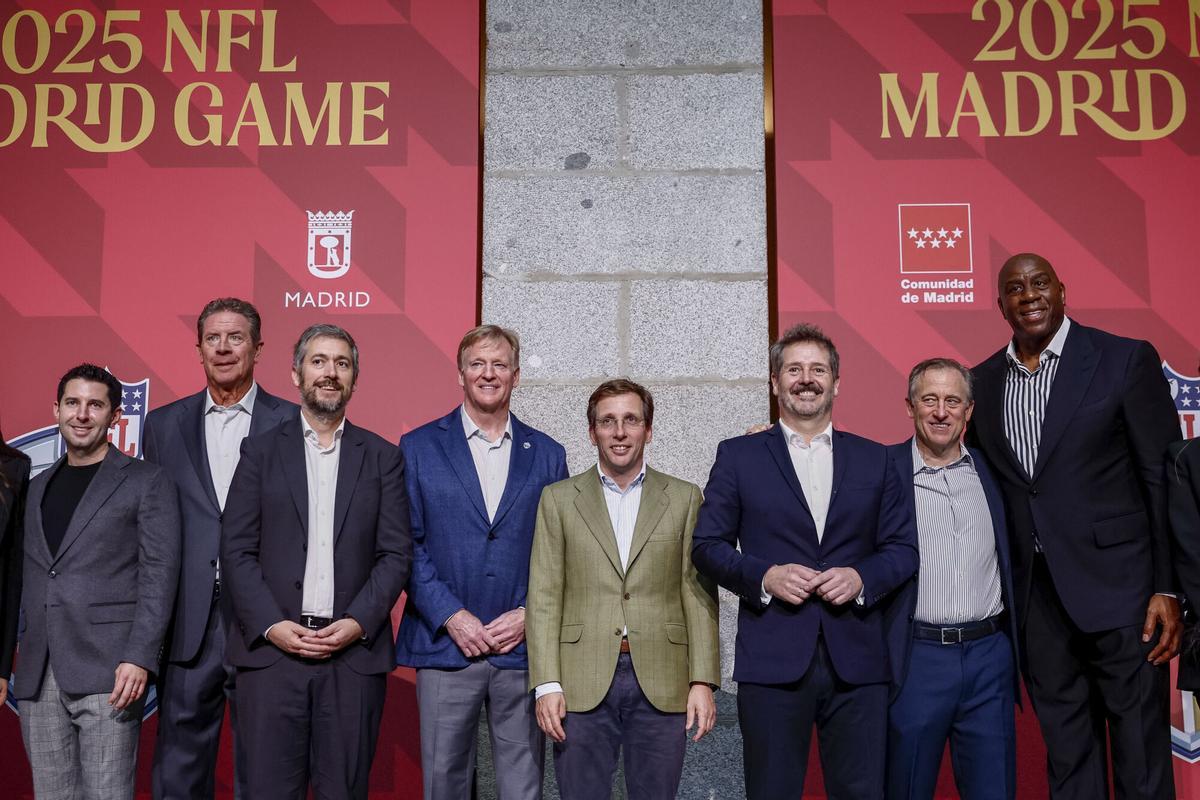 El alcalde de Madrid, José Luis Martínez Almeida (c), el comisionado de la NFL, Roger Goodell (4i), el exbaloncestista estadounidense Earvin Magic Johnson (dcha), y el consejero de Cultura, Turismo y Deporte de la Comunidad de Madrid, Mariano de Paco (3d), entre otros, posan durante el acto institucional de bienvenida a la NFL.