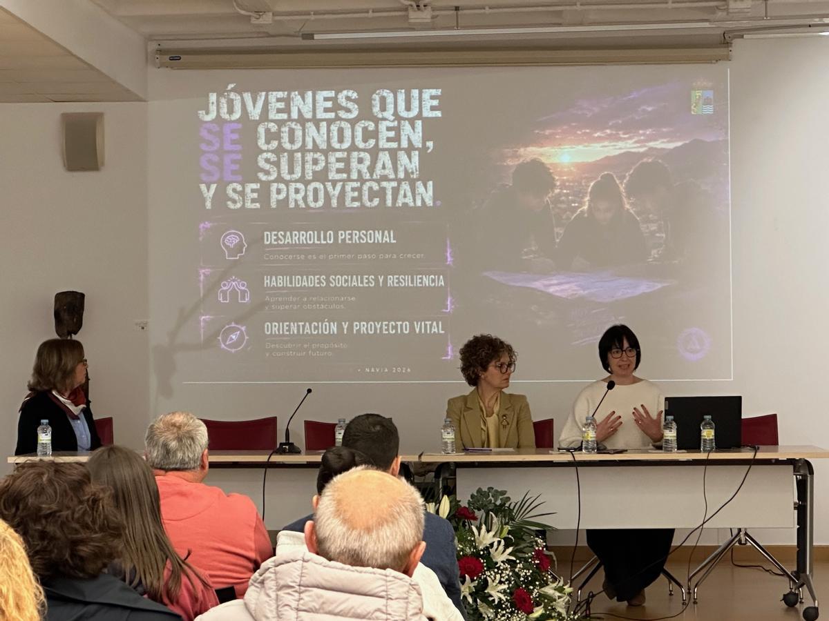 Un momento de la explicación de proyecto, en El Liceo de Navia.
