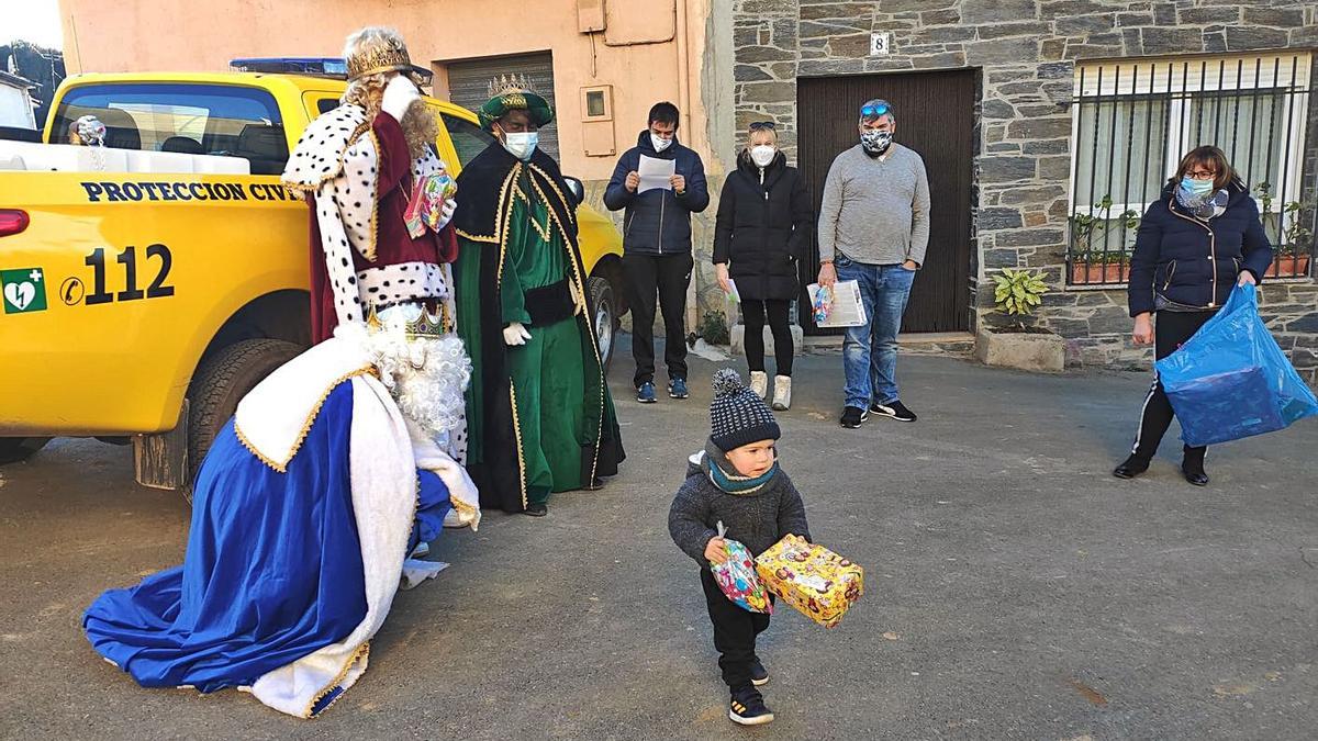 Los niños se reciben sus regalos en Alcorcillo. | Ch. S.