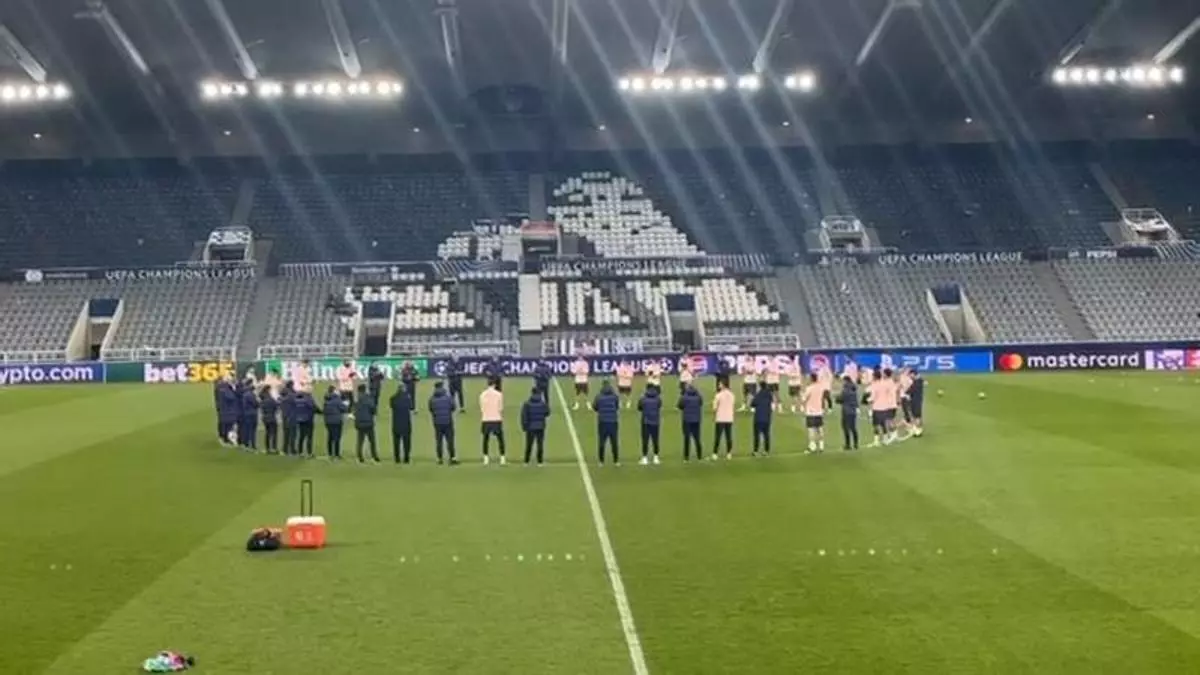 El emotivo minuto de silencio en el St James' Park