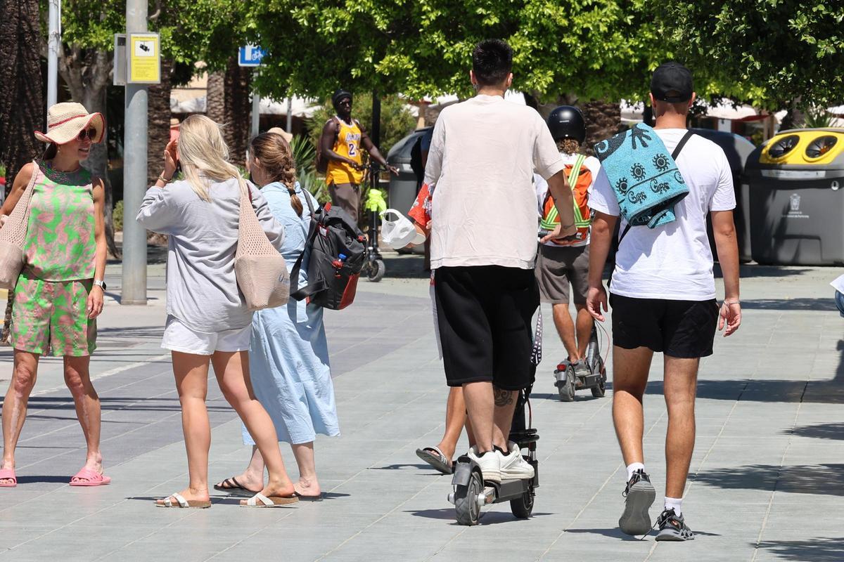 Galería: campaña de concienciación y control sobre la circulación de patinetes eléctricos en Sant Antoni