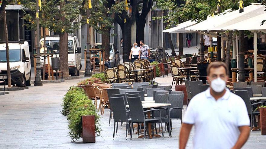 Diverses terrasses de la Rambla de Girona totalment buides.