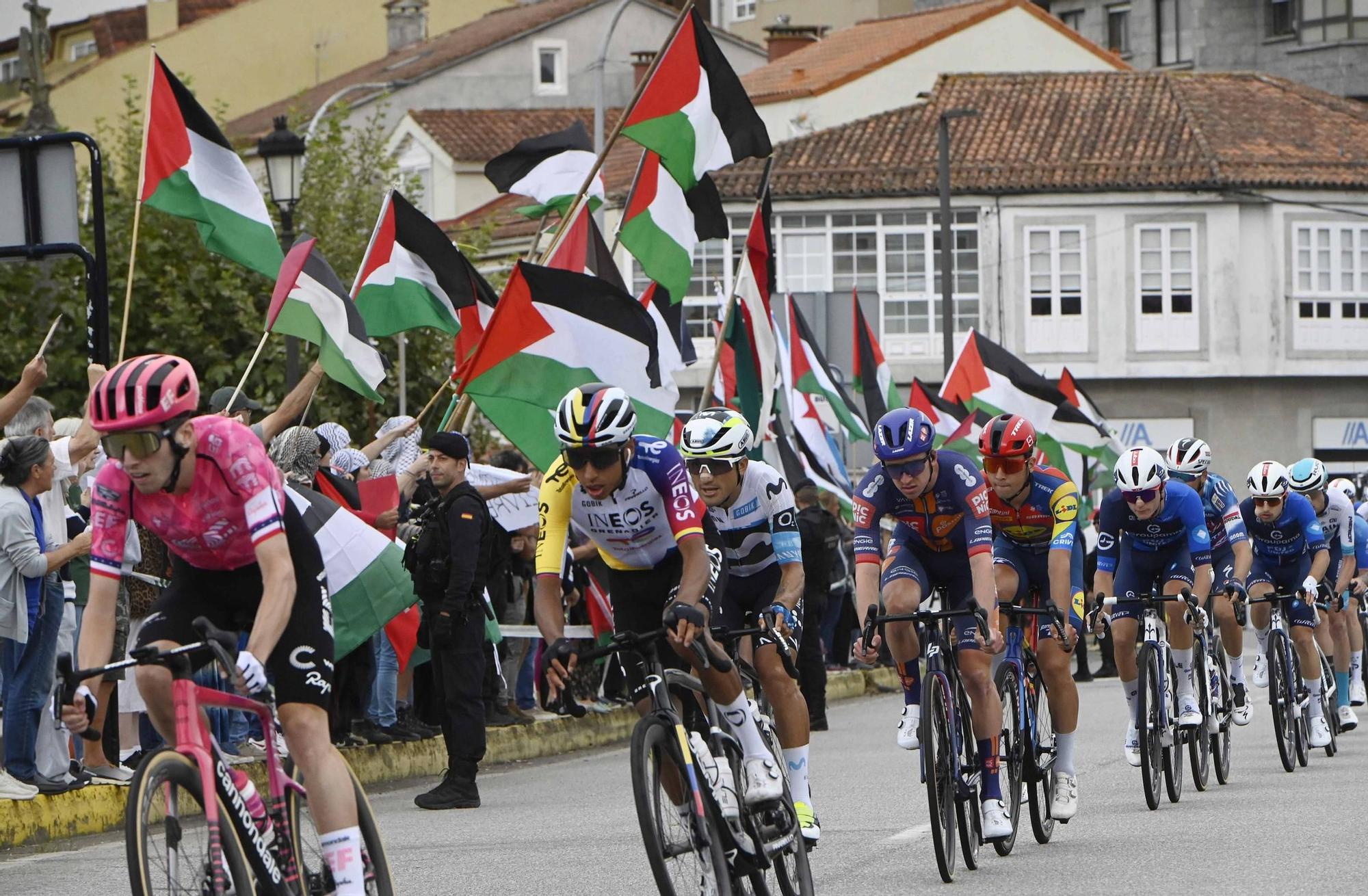 Concentraciones contra el equipo de Israel por el genocidio en Gaza durante el paso de La Vuelta por Pontevedra