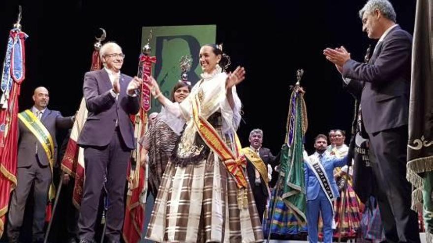 La Regidora Mayor, María Navarro, tras la imposición de la banda.