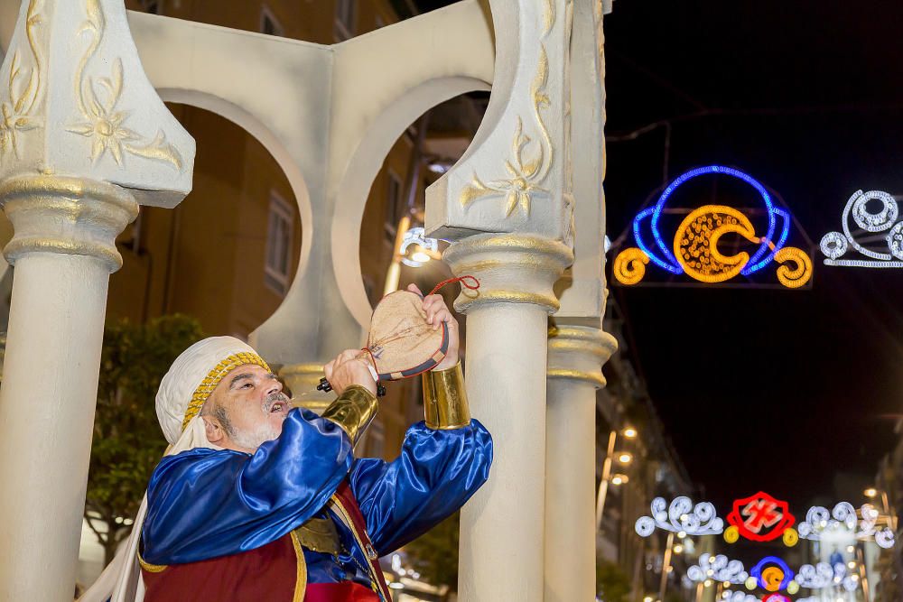 Benidorm se rinde a los pies de la cruz