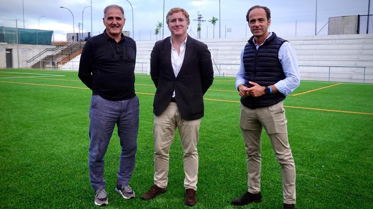 Paco Herrera con el alcalde y el concejal de Deportes, en el nuevo campo de fútbol de Suerte de Saavedra.