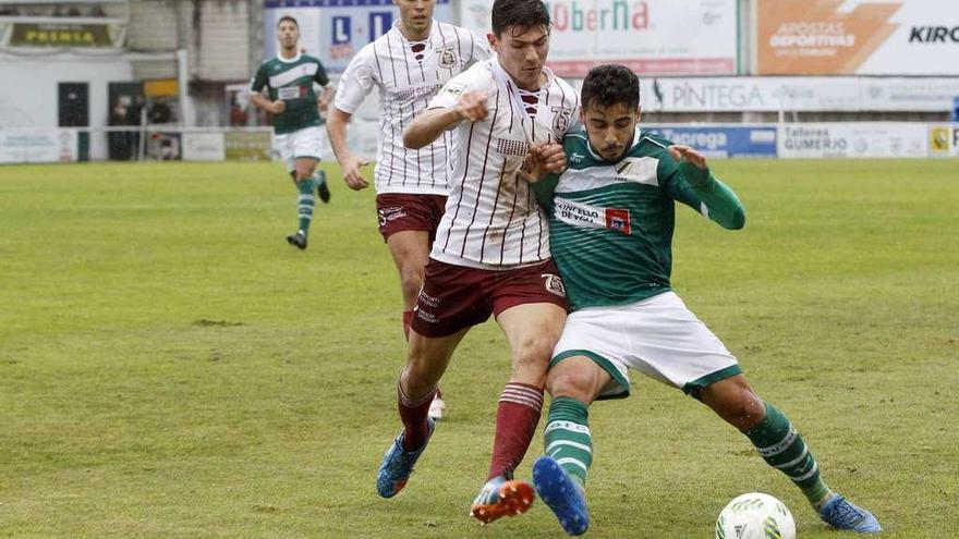 Miguel Loureiro pugna por una pelota con el excanterano del Pontevedra Quique Cubas en el encuentro de ayer en O Vao. // José Lores