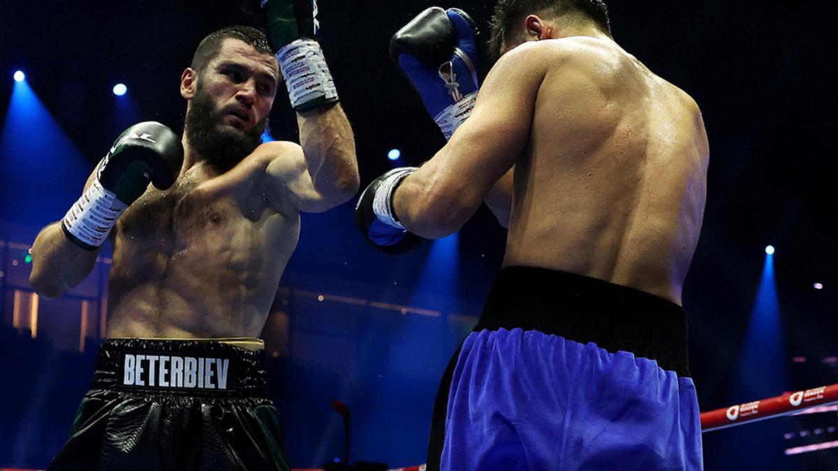 Una imagen del combate entre Beterbiev y Bivol
