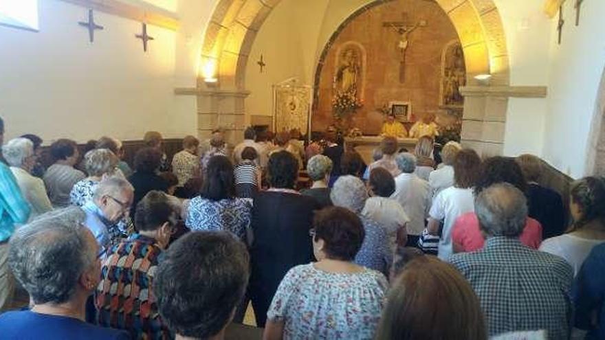 Fieles durante la misa del Carmen en Arriondas