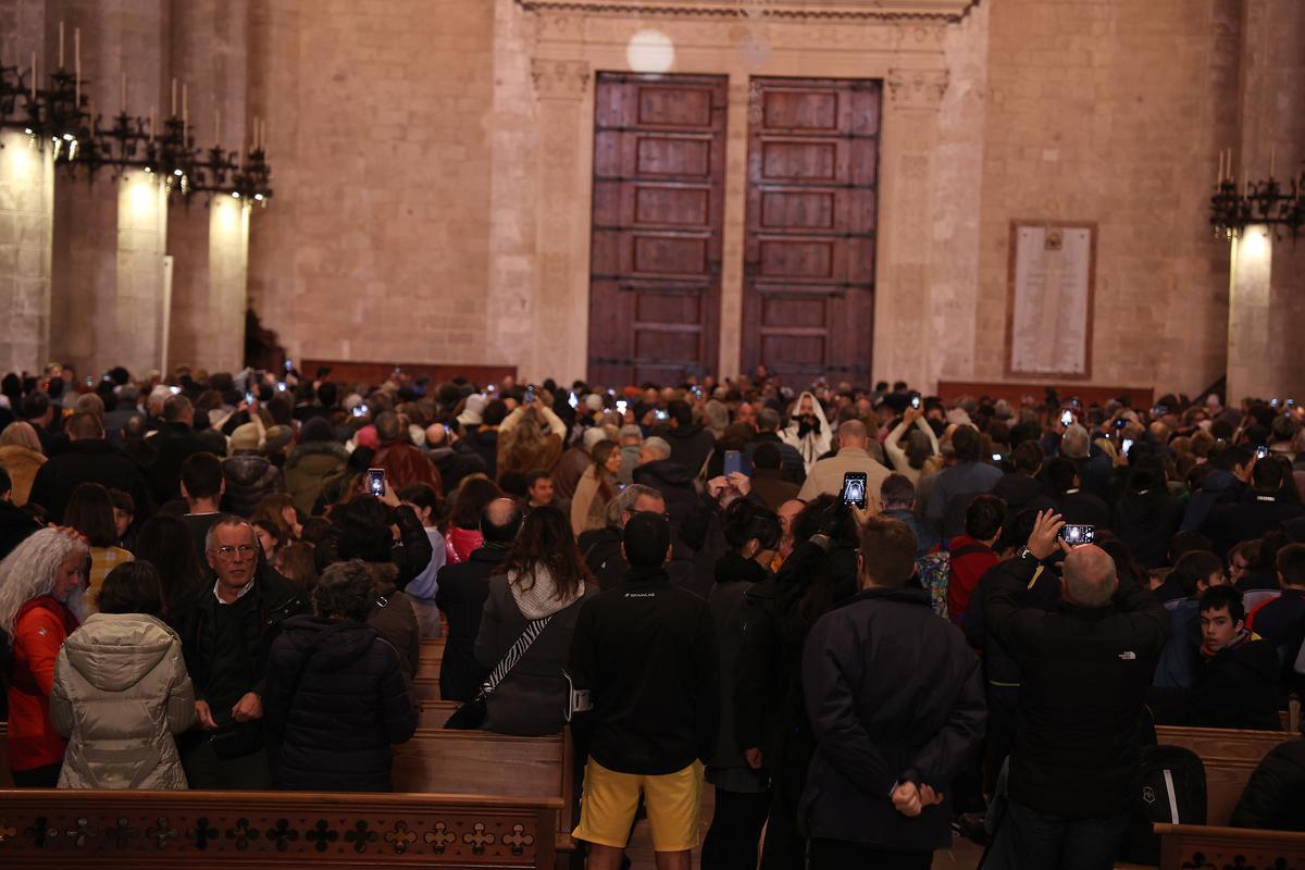 La Fiesta de la Luz en la catedral de Mallorca, un espectacular fenómeno lumínico que se produce dos veces al año cuando la luz del sol atraviesa el rosetón mayor, recorre el interior del templo y se proyecta en la pared de enfrente