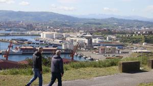Vista general del puerto de El Musel, en Gijón (Asturias).