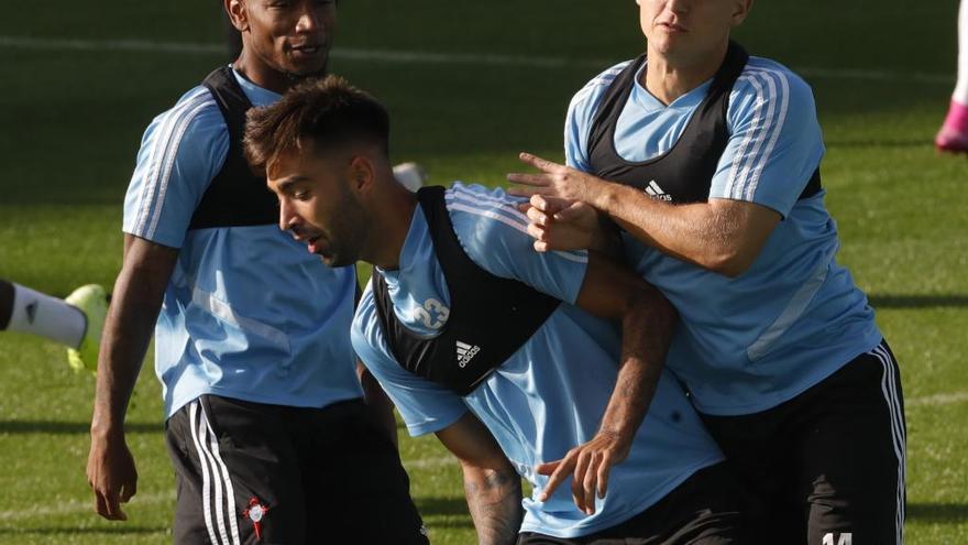 Brais, junto a Lobotka y Beauvue, en el entrenamiento de esta mañana.