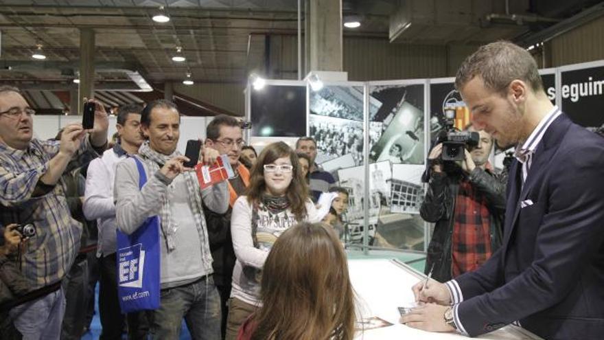 Roberto Soldado visita Expojove en el último día del año