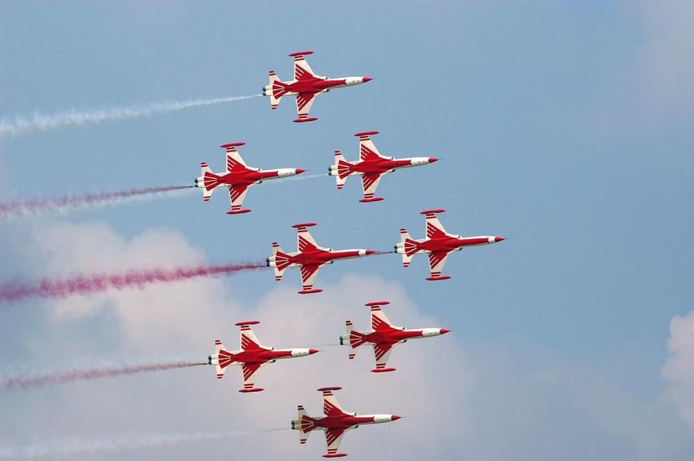 Los Yakolev 52, Aerosparx, Canadair, Patrulla Reva, F-16, Mirages Coteau Delta, F18 del Ejército del Aire español, Tigre, A-400 EA y la Patrulla Aspa, entre las aeronaves que estarán en el festival